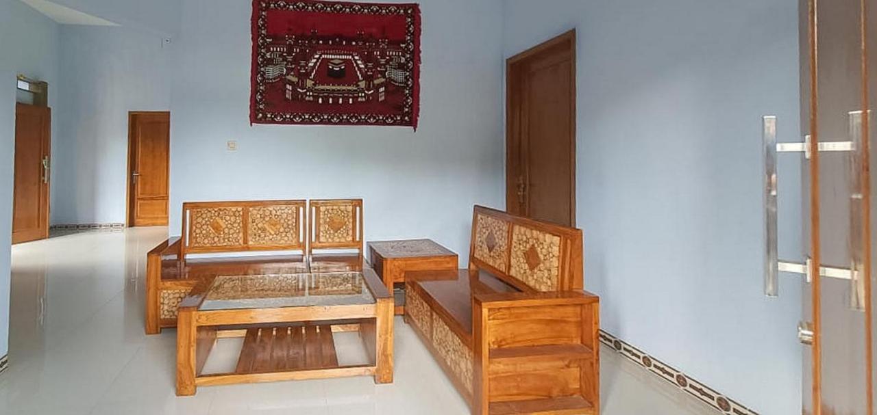 Отель Griya Mbak Tafik Syariah Gendingan Экстерьер фото